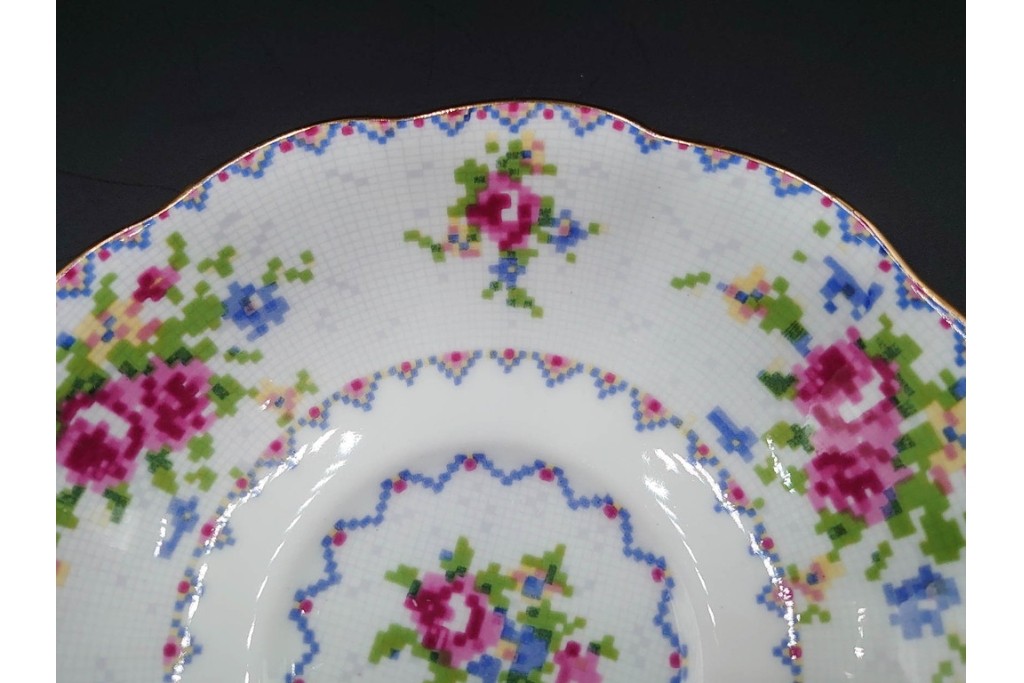 イギリス　ROYAL ALBERT(ロイヤルアルバート)　プチポワン　刺繍図案のような小花模様が可愛らしいカップ&ソーサー6客セット　(R-085311)