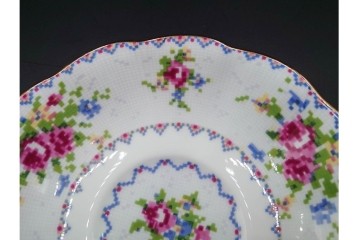 イギリス　ROYAL ALBERT(ロイヤルアルバート)　プチポワン　刺繍図案のような小花模様が可愛らしいカップ&ソーサー6客セット　(R-085311)