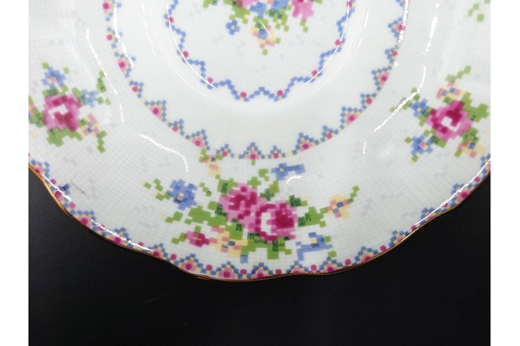 イギリス　ROYAL ALBERT(ロイヤルアルバート)　プチポワン　刺繍図案のような小花模様が可愛らしいカップ&ソーサー6客セット　(R-085311)