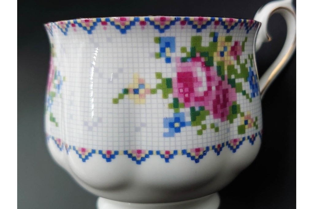 イギリス　ROYAL ALBERT(ロイヤルアルバート)　プチポワン　刺繍図案のような小花模様が可愛らしいカップ&ソーサー6客セット　(R-085311)