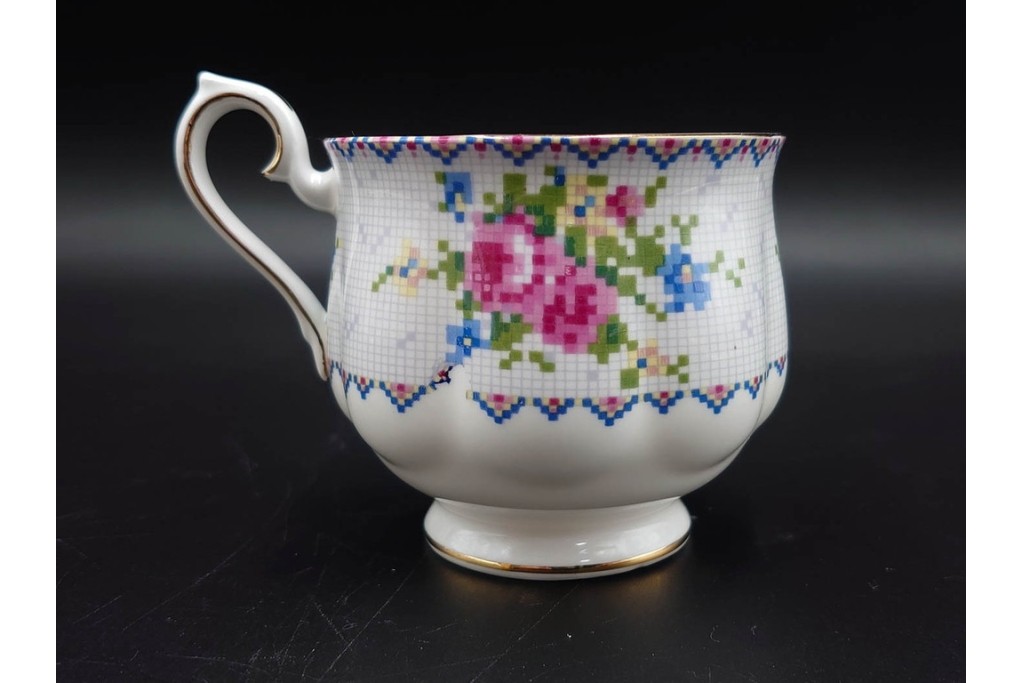 イギリス　ROYAL ALBERT(ロイヤルアルバート)　プチポワン　刺繍図案のような小花模様が可愛らしいカップ&ソーサー6客セット　(R-085311)