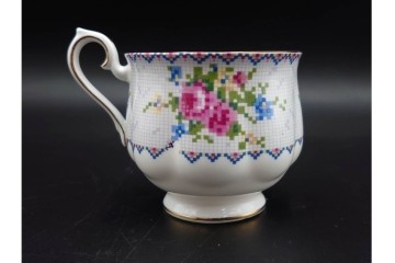イギリス　ROYAL ALBERT(ロイヤルアルバート)　プチポワン　刺繍図案のような小花模様が可愛らしいカップ&ソーサー6客セット　(R-085311)