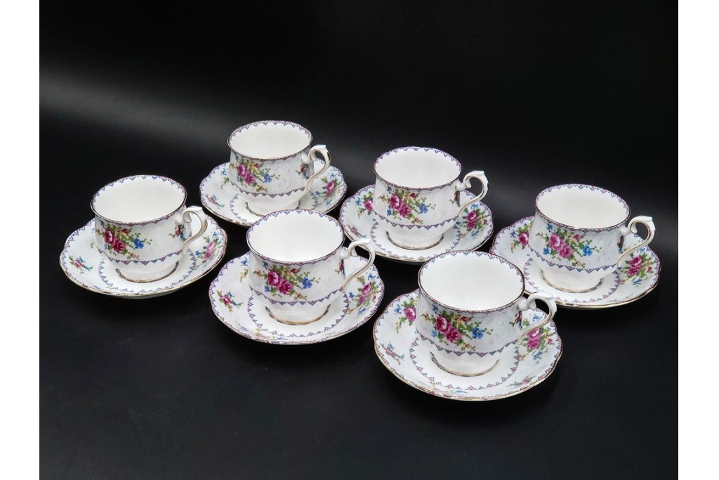 イギリス　ROYAL ALBERT(ロイヤルアルバート)　プチポワン　刺繍図案のような小花模様が可愛らしいカップ&ソーサー6客セット　(R-085311)