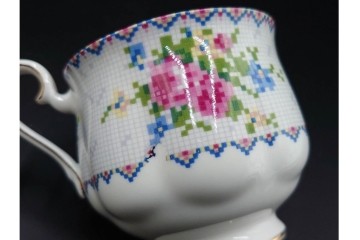 イギリス　ROYAL ALBERT(ロイヤルアルバート)　プチポワン　刺繍図案のような小花模様が可愛らしいカップ&ソーサー6客セット　(R-085311)