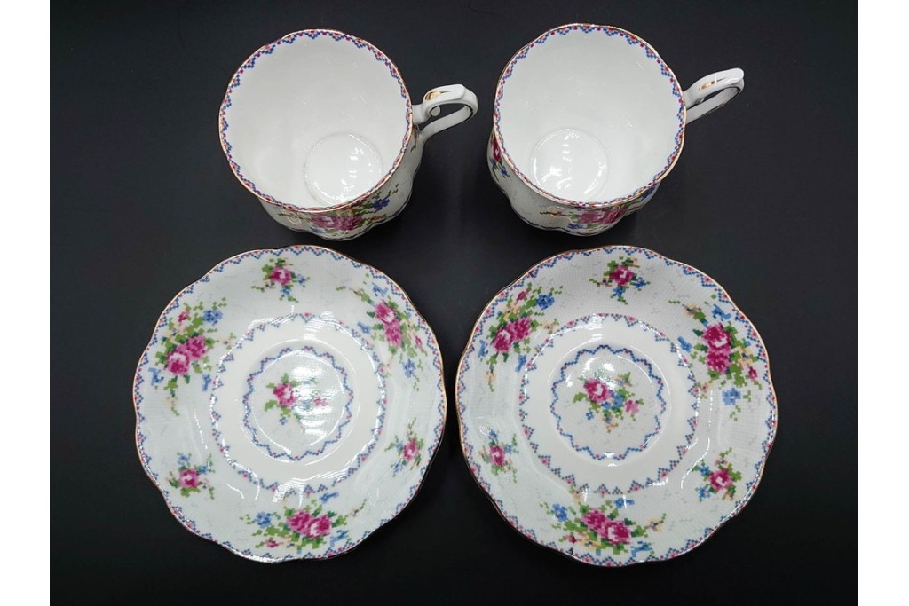 イギリス　ROYAL ALBERT(ロイヤルアルバート)　プチポワン　刺繍図案のような小花模様が可愛らしいカップ&ソーサー6客セット　(R-085311)
