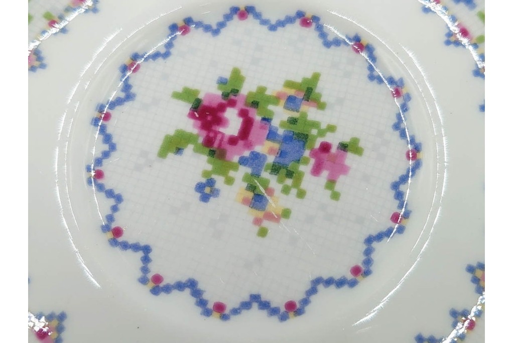 イギリス　ROYAL ALBERT(ロイヤルアルバート)　プチポワン　刺繍図案のような小花模様が可愛らしいカップ&ソーサー6客セット　(R-085311)