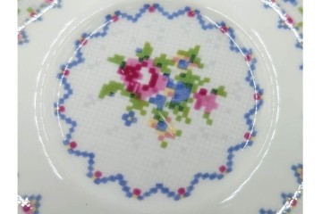 イギリス　ROYAL ALBERT(ロイヤルアルバート)　プチポワン　刺繍図案のような小花模様が可愛らしいカップ&ソーサー6客セット　(R-085311)