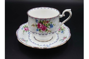 イギリス　ROYAL ALBERT(ロイヤルアルバート)　プチポワン　刺繍図案のような小花模様が可愛らしいカップ&ソーサー6客セット　(R-085311)