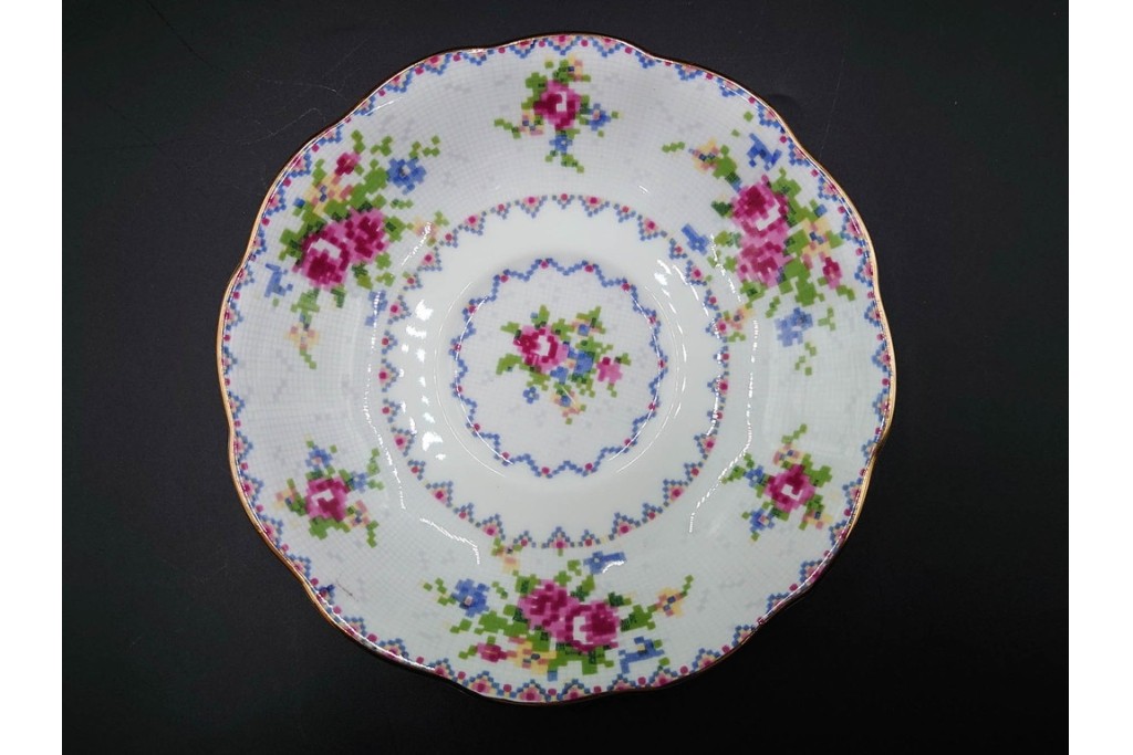 イギリス　ROYAL ALBERT(ロイヤルアルバート)　プチポワン　刺繍図案のような小花模様が可愛らしいカップ&ソーサー6客セット　(R-085311)