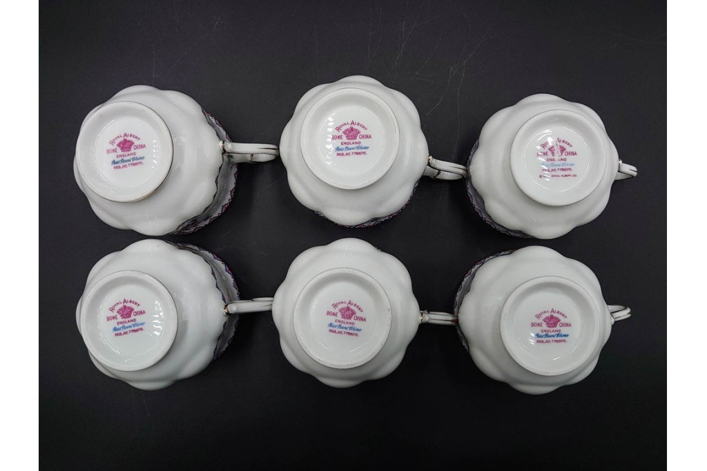 イギリス　ROYAL ALBERT(ロイヤルアルバート)　プチポワン　刺繍図案のような小花模様が可愛らしいカップ&ソーサー6客セット　(R-085311)