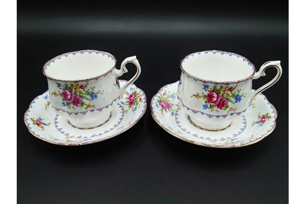 イギリス　ROYAL ALBERT(ロイヤルアルバート)　プチポワン　刺繍図案のような小花模様が可愛らしいカップ&ソーサー6客セット　(R-085311)