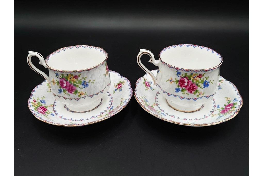 イギリス　ROYAL ALBERT(ロイヤルアルバート)　プチポワン　刺繍図案のような小花模様が可愛らしいカップ&ソーサー6客セット　(R-085311)