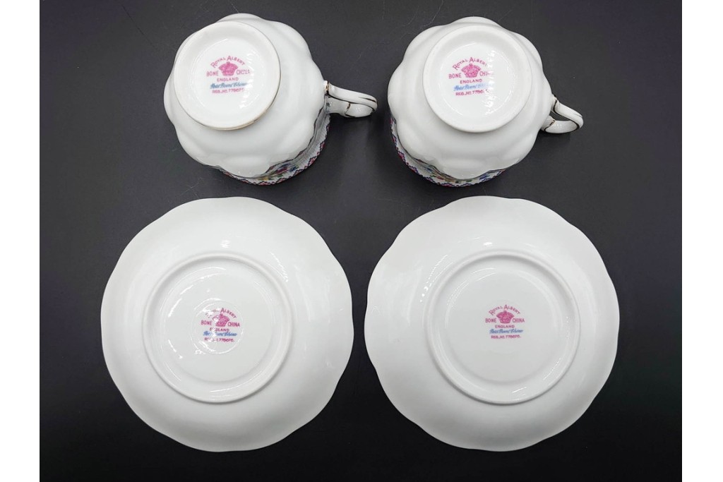 イギリス　ROYAL ALBERT(ロイヤルアルバート)　プチポワン　刺繍図案のような小花模様が可愛らしいカップ&ソーサー6客セット　(R-085311)