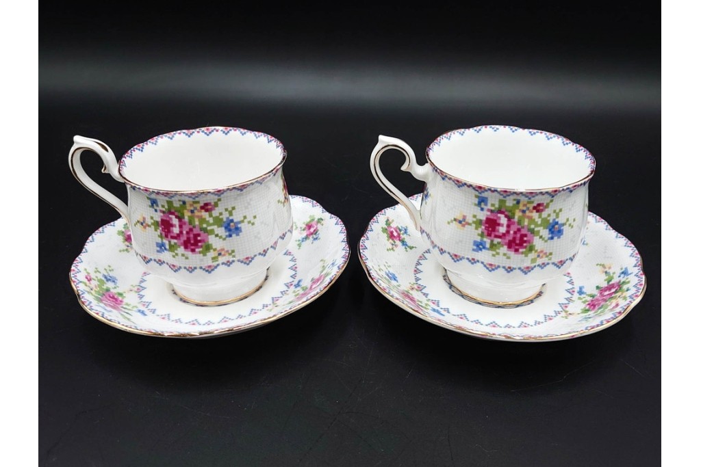 イギリス　ROYAL ALBERT(ロイヤルアルバート)　プチポワン　刺繍図案のような小花模様が可愛らしいカップ&ソーサー6客セット　(R-085311)