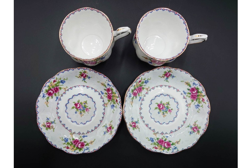 イギリス　ROYAL ALBERT(ロイヤルアルバート)　プチポワン　刺繍図案のような小花模様が可愛らしいカップ&ソーサー6客セット　(R-085311)