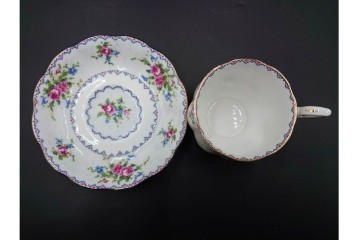 イギリス　ROYAL ALBERT(ロイヤルアルバート)　プチポワン　刺繍図案のような小花模様が可愛らしいカップ&ソーサー6客セット　(R-085311)
