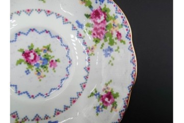 イギリス　ROYAL ALBERT(ロイヤルアルバート)　プチポワン　刺繍図案のような小花模様が可愛らしいカップ&ソーサー6客セット　(R-085311)