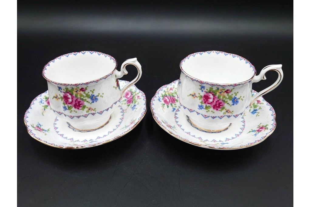 イギリス　ROYAL ALBERT(ロイヤルアルバート)　プチポワン　刺繍図案のような小花模様が可愛らしいカップ&ソーサー6客セット　(R-085311)