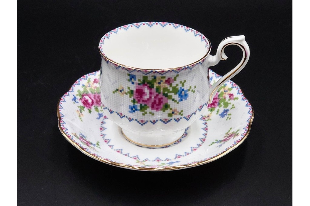 イギリス　ROYAL ALBERT(ロイヤルアルバート)　プチポワン　刺繍図案のような小花模様が可愛らしいカップ&ソーサー6客セット　(R-085311)