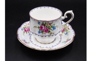 イギリス　ROYAL ALBERT(ロイヤルアルバート)　プチポワン　刺繍図案のような小花模様が可愛らしいカップ&ソーサー6客セット　(R-085311)