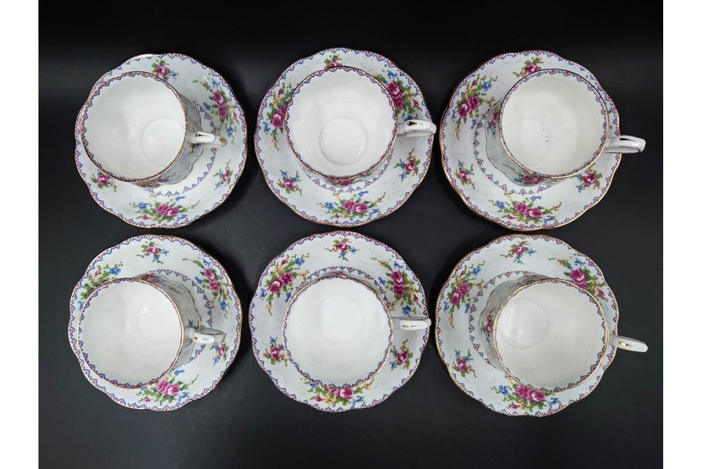 イギリス　ROYAL ALBERT(ロイヤルアルバート)　プチポワン　刺繍図案のような小花模様が可愛らしいカップ&ソーサー6客セット　(R-085311)