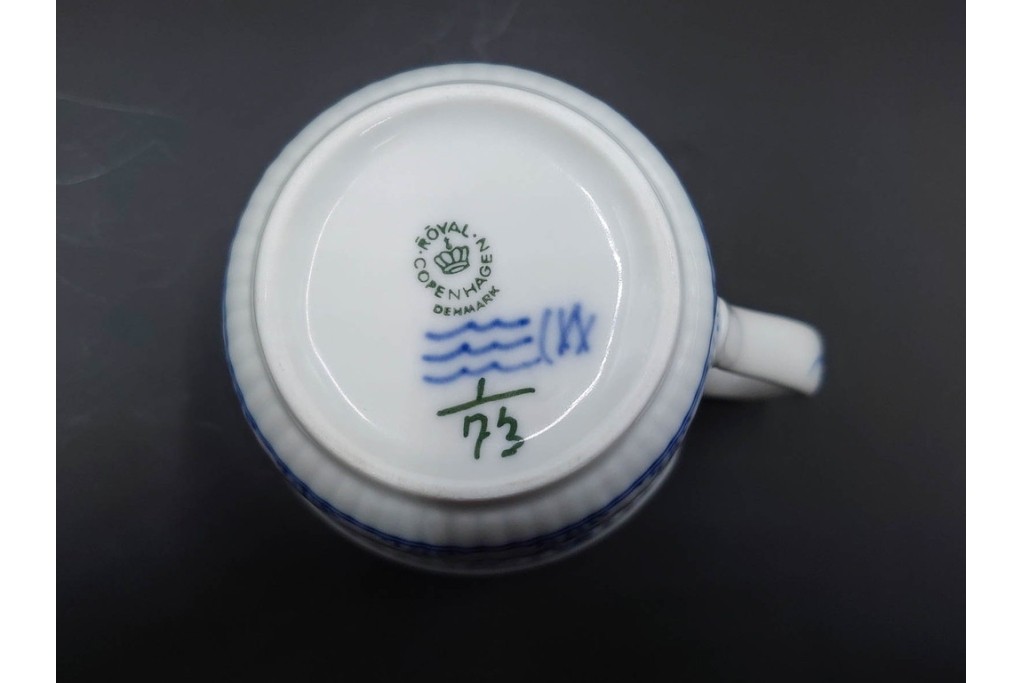 デンマーク製　ROYAL COPENHAGEN(ロイヤルコペンハーゲン)　ブルーフルーテッド プレイン プリンセス　ハイハンドルカップ&ソーサー・ラウンドディッシュ2点・ピックルディッシュセット　(R-085315)