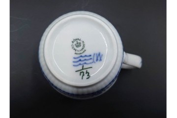 デンマーク製　ROYAL COPENHAGEN(ロイヤルコペンハーゲン)　ブルーフルーテッド プレイン プリンセス　ハイハンドルカップ&ソーサー・ラウンドディッシュ2点・ピックルディッシュセット　(R-085315)