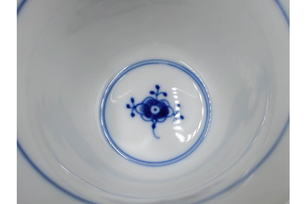 デンマーク製　ROYAL COPENHAGEN(ロイヤルコペンハーゲン)　ブルーフルーテッド プレイン プリンセス　ハイハンドルカップ&ソーサー・ラウンドディッシュ2点・ピックルディッシュセット　(R-085315)