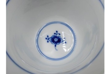 デンマーク製　ROYAL COPENHAGEN(ロイヤルコペンハーゲン)　ブルーフルーテッド プレイン プリンセス　ハイハンドルカップ&ソーサー・ラウンドディッシュ2点・ピックルディッシュセット　(R-085315)