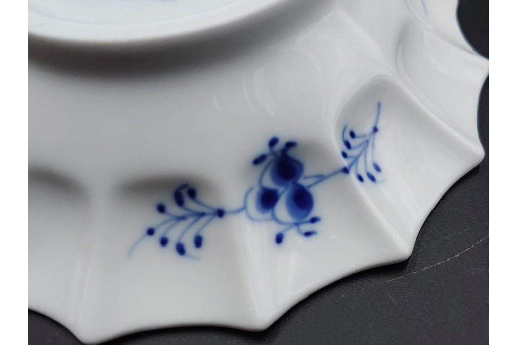 デンマーク製　ROYAL COPENHAGEN(ロイヤルコペンハーゲン)　ブルーフルーテッド プレイン プリンセス　ハイハンドルカップ&ソーサー・ラウンドディッシュ2点・ピックルディッシュセット　(R-085315)