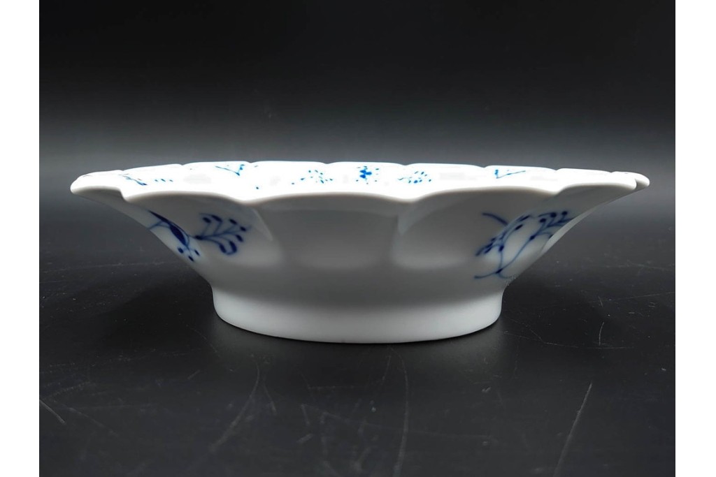 デンマーク製　ROYAL COPENHAGEN(ロイヤルコペンハーゲン)　ブルーフルーテッド プレイン プリンセス　ハイハンドルカップ&ソーサー・ラウンドディッシュ2点・ピックルディッシュセット　(R-085315)