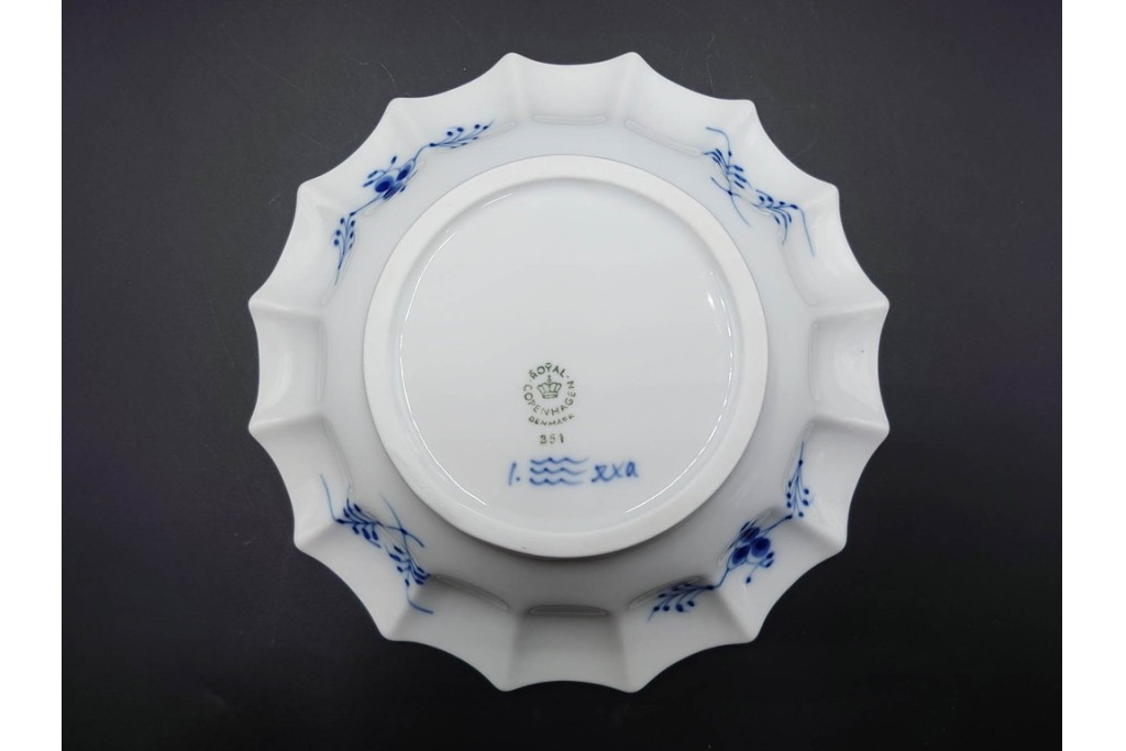 デンマーク製　ROYAL COPENHAGEN(ロイヤルコペンハーゲン)　ブルーフルーテッド プレイン プリンセス　ハイハンドルカップ&ソーサー・ラウンドディッシュ2点・ピックルディッシュセット　(R-085315)