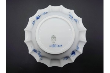 デンマーク製　ROYAL COPENHAGEN(ロイヤルコペンハーゲン)　ブルーフルーテッド プレイン プリンセス　ハイハンドルカップ&ソーサー・ラウンドディッシュ2点・ピックルディッシュセット　(R-085315)