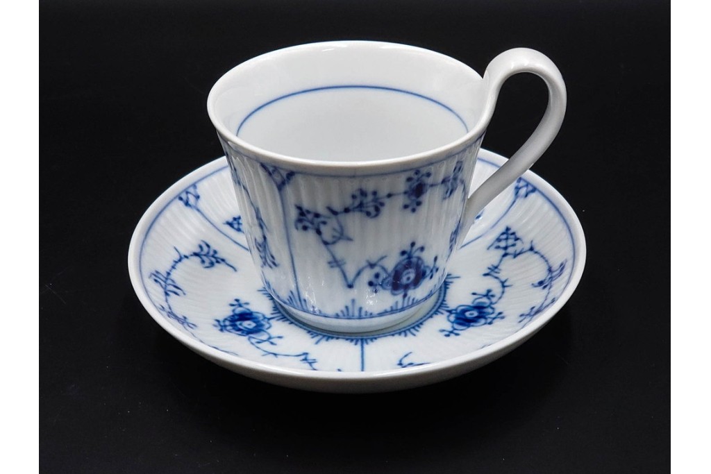 デンマーク製　ROYAL COPENHAGEN(ロイヤルコペンハーゲン)　ブルーフルーテッド プレイン プリンセス　ハイハンドルカップ&ソーサー・ラウンドディッシュ2点・ピックルディッシュセット　(R-085315)