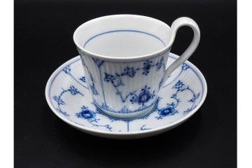 デンマーク製　ROYAL COPENHAGEN(ロイヤルコペンハーゲン)　ブルーフルーテッド プレイン プリンセス　ハイハンドルカップ&ソーサー・ラウンドディッシュ2点・ピックルディッシュセット　(R-085315)