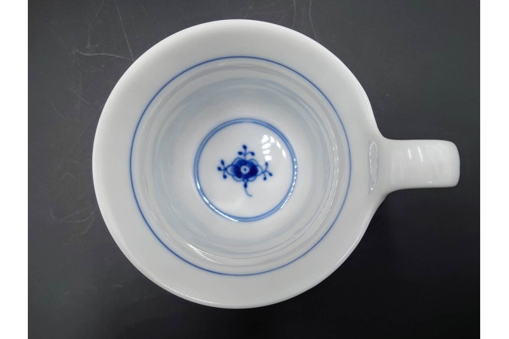 デンマーク製　ROYAL COPENHAGEN(ロイヤルコペンハーゲン)　ブルーフルーテッド プレイン プリンセス　ハイハンドルカップ&ソーサー・ラウンドディッシュ2点・ピックルディッシュセット　(R-085315)