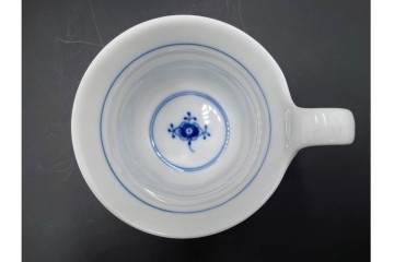 デンマーク製　ROYAL COPENHAGEN(ロイヤルコペンハーゲン)　ブルーフルーテッド プレイン プリンセス　ハイハンドルカップ&ソーサー・ラウンドディッシュ2点・ピックルディッシュセット　(R-085315)