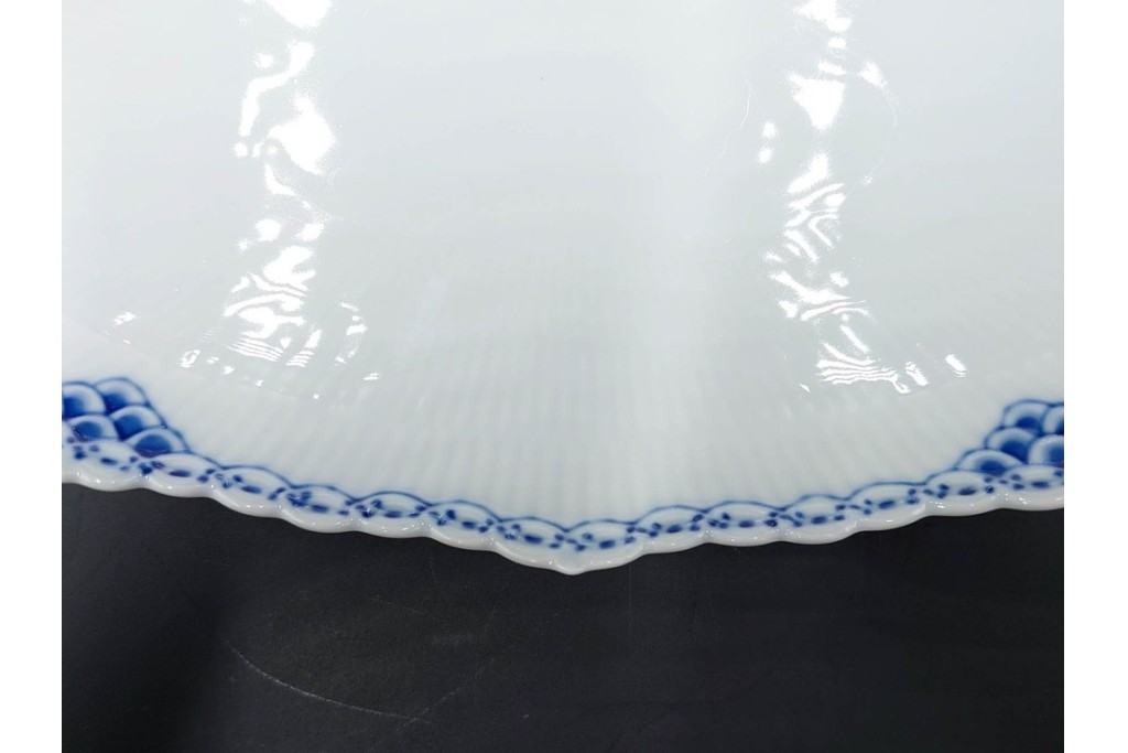 デンマーク製　ROYAL COPENHAGEN(ロイヤルコペンハーゲン)　ブルーフルーテッド プレイン プリンセス　ハイハンドルカップ&ソーサー・ラウンドディッシュ2点・ピックルディッシュセット　(R-085315)