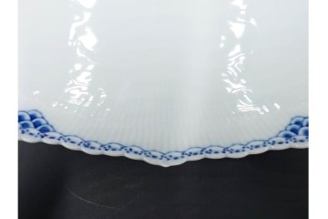 デンマーク製　ROYAL COPENHAGEN(ロイヤルコペンハーゲン)　ブルーフルーテッド プレイン プリンセス　ハイハンドルカップ&ソーサー・ラウンドディッシュ2点・ピックルディッシュセット　(R-085315)