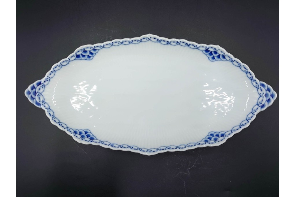 デンマーク製　ROYAL COPENHAGEN(ロイヤルコペンハーゲン)　ブルーフルーテッド プレイン プリンセス　ハイハンドルカップ&ソーサー・ラウンドディッシュ2点・ピックルディッシュセット　(R-085315)