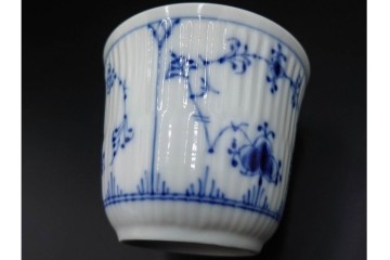 デンマーク製　ROYAL COPENHAGEN(ロイヤルコペンハーゲン)　ブルーフルーテッド プレイン プリンセス　ハイハンドルカップ&ソーサー・ラウンドディッシュ2点・ピックルディッシュセット　(R-085315)