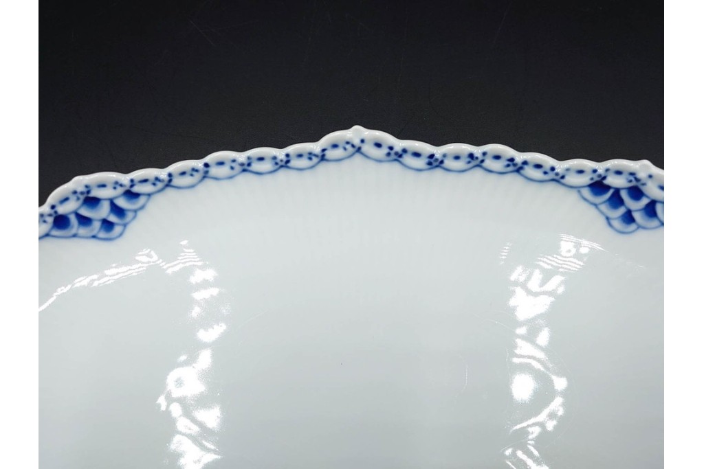 デンマーク製　ROYAL COPENHAGEN(ロイヤルコペンハーゲン)　ブルーフルーテッド プレイン プリンセス　ハイハンドルカップ&ソーサー・ラウンドディッシュ2点・ピックルディッシュセット　(R-085315)