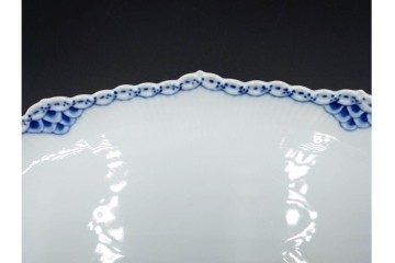 デンマーク製　ROYAL COPENHAGEN(ロイヤルコペンハーゲン)　ブルーフルーテッド プレイン プリンセス　ハイハンドルカップ&ソーサー・ラウンドディッシュ2点・ピックルディッシュセット　(R-085315)