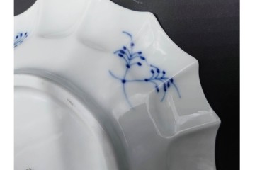 デンマーク製　ROYAL COPENHAGEN(ロイヤルコペンハーゲン)　ブルーフルーテッド プレイン プリンセス　ハイハンドルカップ&ソーサー・ラウンドディッシュ2点・ピックルディッシュセット　(R-085315)