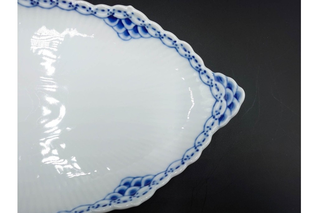 デンマーク製　ROYAL COPENHAGEN(ロイヤルコペンハーゲン)　ブルーフルーテッド プレイン プリンセス　ハイハンドルカップ&ソーサー・ラウンドディッシュ2点・ピックルディッシュセット　(R-085315)