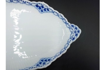 デンマーク製　ROYAL COPENHAGEN(ロイヤルコペンハーゲン)　ブルーフルーテッド プレイン プリンセス　ハイハンドルカップ&ソーサー・ラウンドディッシュ2点・ピックルディッシュセット　(R-085315)