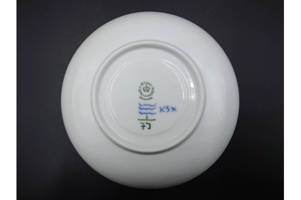 デンマーク製　ROYAL COPENHAGEN(ロイヤルコペンハーゲン)　ブルーフルーテッド プレイン プリンセス　ハイハンドルカップ&ソーサー・ラウンドディッシュ2点・ピックルディッシュセット　(R-085315)