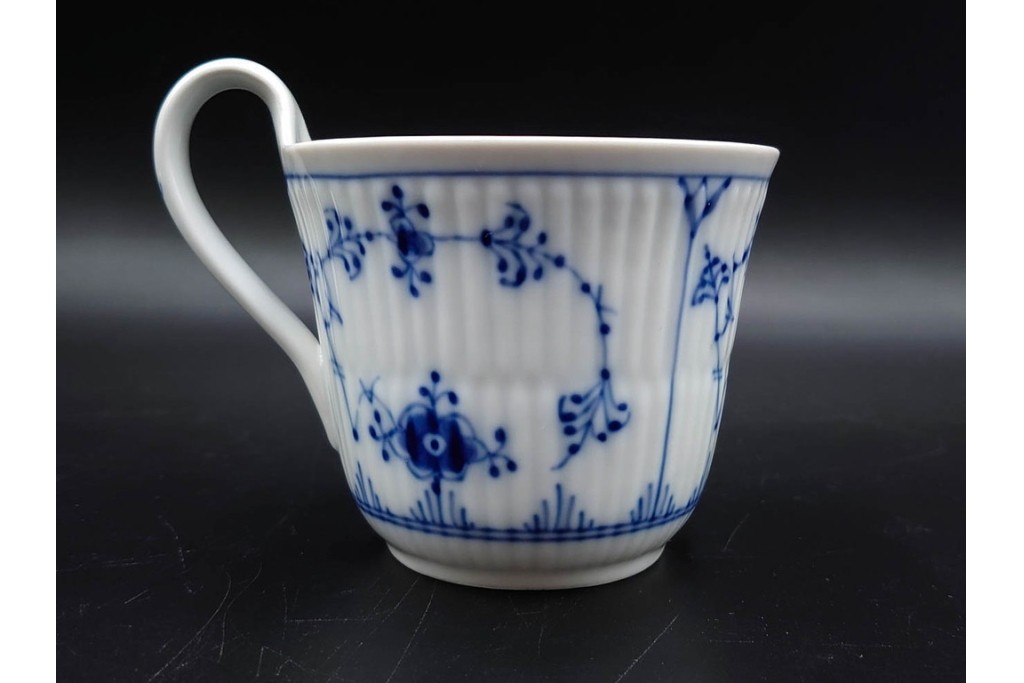 デンマーク製　ROYAL COPENHAGEN(ロイヤルコペンハーゲン)　ブルーフルーテッド プレイン プリンセス　ハイハンドルカップ&ソーサー・ラウンドディッシュ2点・ピックルディッシュセット　(R-085315)