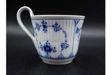 デンマーク製　ROYAL COPENHAGEN(ロイヤルコペンハーゲン)　ブルーフルーテッド プレイン プリンセス　ハイハンドルカップ&ソーサー・ラウンドディッシュ2点・ピックルディッシュセット　(R-085315)