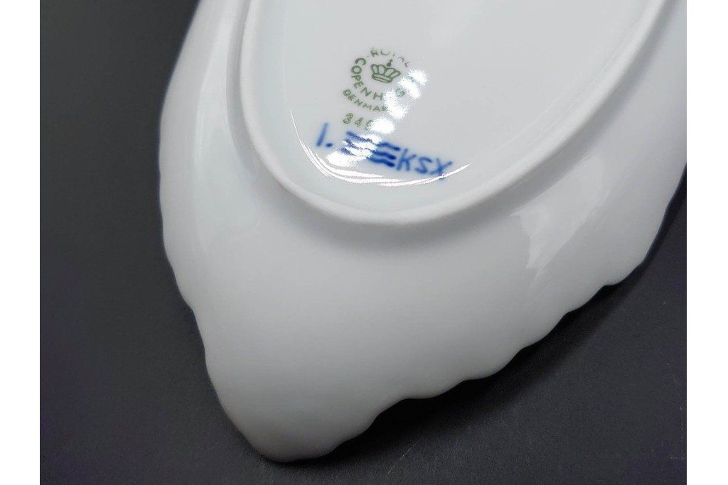 デンマーク製　ROYAL COPENHAGEN(ロイヤルコペンハーゲン)　ブルーフルーテッド プレイン プリンセス　ハイハンドルカップ&ソーサー・ラウンドディッシュ2点・ピックルディッシュセット　(R-085315)